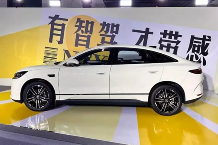 Là một chiếc sedan cỡ trung, Qin L EV được xây dựng trên BYD e-Platform 3.0 Evo, với thiết kế Loong Face hoàn toàn mới. Kích thước bao gồm chiều dài, chiều rộng và chiều cao lần lượt sẽ là 4720/1880/1495 mm, chiều dài cơ sở 2820 mm. Bán kính quay vòng tối thiểu là 5,4 m.