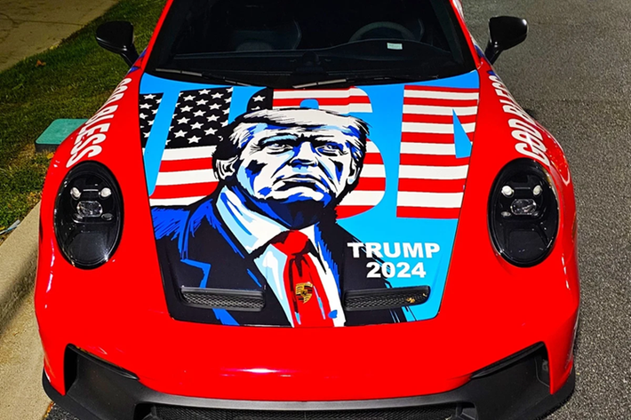 Nắp capo cũng được dán hình ảnh ông Trump, đi kèm các khẩu hiệu quen thuộc như "Trump 2024", "God Bless America" cũng như hình ảnh lá cờ Mỹ với logo USA.