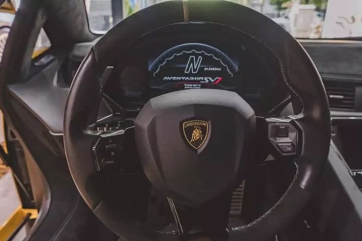 Lamborghini Aventador SVJ chỉ sản xuất giới hạn 900 xe coupe trên toàn thế giới, các xe đều đánh số 1 trong 900 xe sản xuất, siêu xe của Jacky từng rao bán có giá chỉ 17 tỷ đồng.