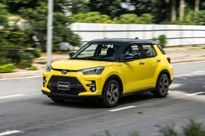 "Trái tim" của Toyota Raize là động cơ xăng tăng áp 1.0L, sản sinh công suất tối đa 98 mã lực và mô-men xoắn cực đại 140 Nm. Động cơ kết hợp với động cơ là hộp số biến thiên vô cấp (D-CVT).