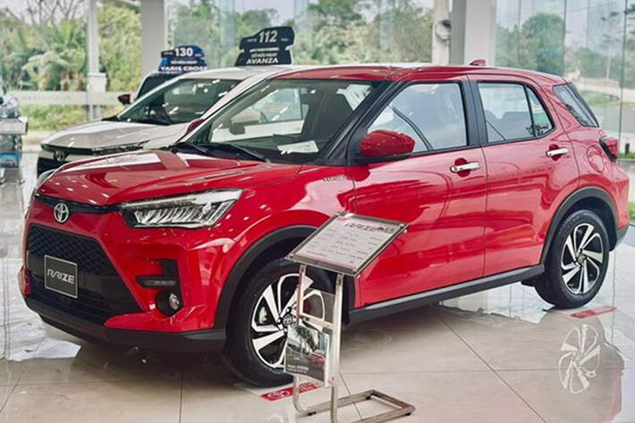 Theo một số nguồn tin, từ tháng 4/2025, giá xe Toyota Raize sẽ tăng thêm 12 triệu đồng, từ 498 triệu lên 510 triệu. Phiên bản màu trắng ngọc trai vẫn đắt hơn 8 triệu đồng. Trong khi đó, phiên bản hai tông màu, kết hợp giữa trắng ngọc trai và nóc đen, sẽ đắt hơn 12 triệu so với màu đơn sắc.