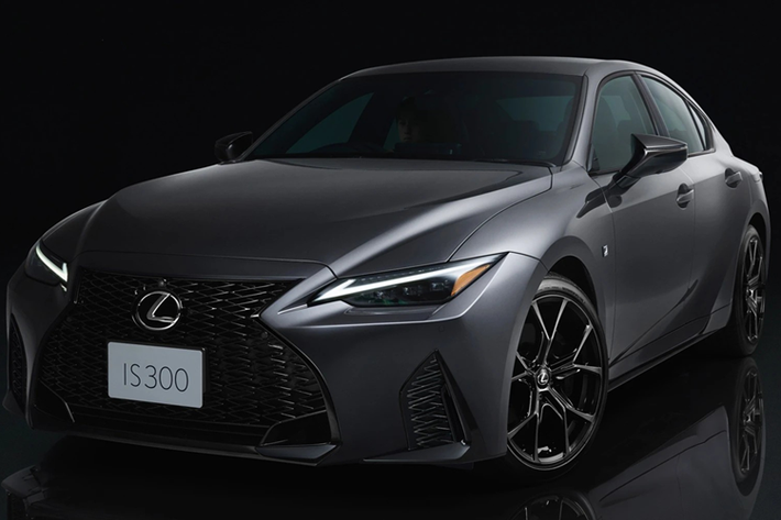 Gói nâng cấp dành riêng cho Lexus IS 2025 mới, gồm IS 300 và IS 300h được phân phối tại thị trường Nhật Bản mang tên "F Sport Mode Black IV", trong đó có bộ mâm hợp kim của thương hiệu độ BBS, gương chiếu hậu và viền cửa sổ sơn đen, cùng các chi tiết chrome được thay thế bằng màu khói.