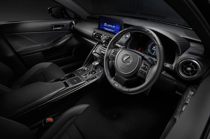 Nội thất của Gói nâng cấp "F Sport Mode Black IV" mang phong cách đen xuyên suốt từ các tấm ốp gỗ tần bì bổ sung tại vô lăng, táp-pi cửa...