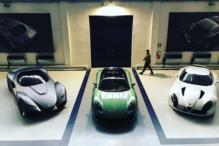 Nói về độ đam mê xe Porsche của Đặng Lê Nguyên Vũ, không ít người choáng ngợp khi doanh nhân này phải sở hữu đâu đó trên 50 chiếc, trong đó 2/3 là các dòng xe thể thao 911, 1 số ít các mẫu như 365, 944... hay bom tấn 918 Spyder, mẫu xe được mệnh danh là "nhạc trưởng" trong đội hình Porsche của "Qua" Vũ.