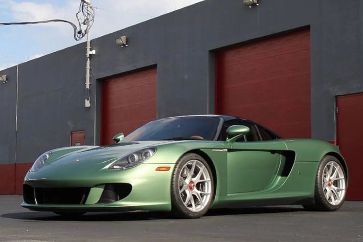 Nhưng liệu bạn có biết rằng, chiếc xe Porsche mà "vua cà phê" Việt Nam ưng ý nhất lại hiện không có mặt trong garage xe, trong 1 lần trò chuyện, Đặng Lê Nguyên Vũ thích nhất Porsche Carrera GT và ông bật mí là mẫu xe mình thích nhất, ngay cả 918 Spyder đang có mặt trong garage cũng xếp sau.