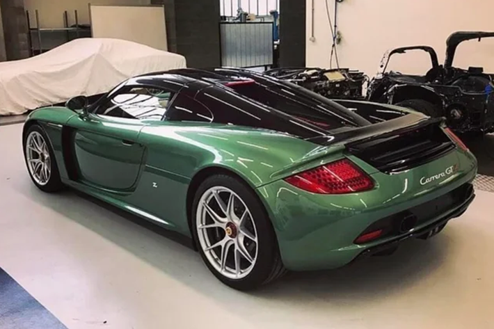 Cụ thể, siêu xe Porsche Carrera GT được trang bị động cơ V10, dung tích 5,7 lít, sản sinh công suất tối đa 605 mã lực tại vòng tua máy 8.000 vòng/phút.