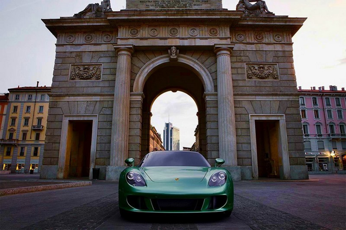 Hiện tại dòng xe Porsche Carrera GT không thể về Việt Nam theo diện nhập khẩu tư nhân, thay vào đó, các khách hàng Việt có thể mua xe qua 1 nước thứ 3, chẳng hạn như nhập về Campuchia hay Lào để ra biển số của nước bạn, trước khi vận chuyển vào nước ta.