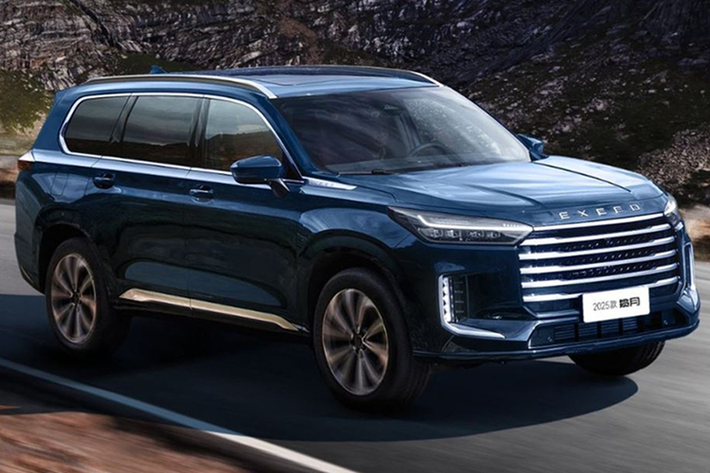 Ở phía sau, chiếc SUV này sử dụng hai đèn hậu thẳng hàng được nối với nhau bằng một dải đèn LED mỏng. Exeed VX C-DM sử dụng nhiều chi tiết trang trí mạ crôm xung quanh thân xe. Do có đường mái phẳng và đường viền hông xe tương đối thấp, chiếc crossover này trông giống như một chiếc wagon.