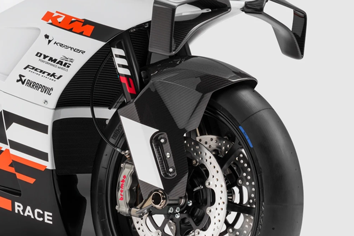 "Dàn chân" được chăm chút kỹ lưỡng với bộ mâm hợp kim Dymag, hệ thống phanh Brembo gồm cặp đĩa phanh 290 mm kết hợp cùng kẹp phanh 4 piston ở phía trước và đĩa phanh 230 mm với kẹp phanh 2 piston phía sau.