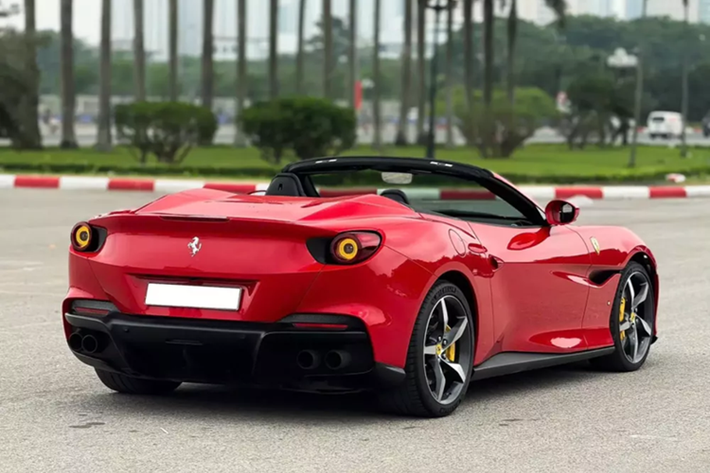 Thực tế rằng có đến 2 chiếc siêu xe mui trần Ferrari Portofino M tại Việt Nam, cả 2 đều mang màu đỏ, nên rất khó để phân biệt, điểm khác nhiều nhất chính là kẹp phanh của 2 xe, 1 chiếc có màu đỏ, xe còn lại được sơn màu vàng bắt mắt.