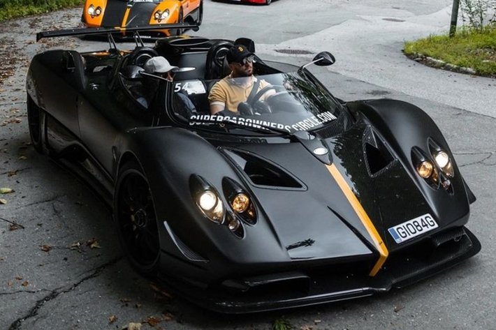 Zonda HP Barchetta triệu đô là phiên bản đặc biệt của dòng siêu xe Pagani Zonda ra đời nhằm kỷ niệm sinh nhật lần thứ 60 của nhà sáng lập Horacio Pagani vào năm 2017. Đây là mẫu xe thương mại đắt nhất thế giới khi có giá bán niêm yết lên tới 17,5 triệu USD (khoảng 340 tỷ đồng).