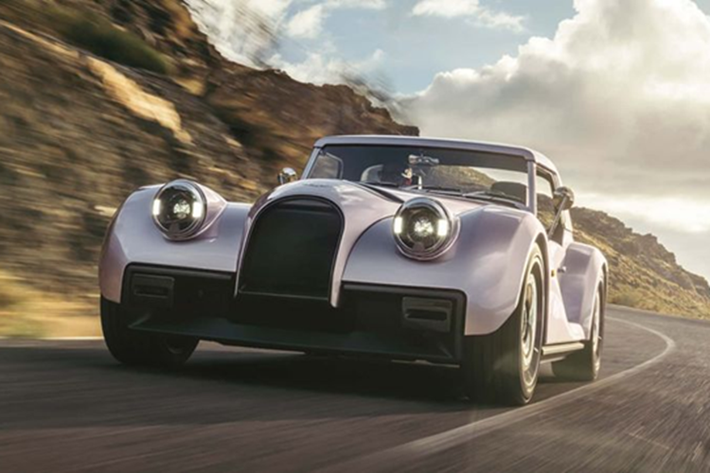 Morgan Supersport 2025 mới sở hữu khung gầm cải tiến, ngoại thất khí động học và nội thất tiện nghi, Supersport được định vị để cạnh tranh với các tên tuổi lớn như Porsche hay Aston Martin, đồng thời giữ vững bản sắc thủ công đặc trưng của thương hiệu.