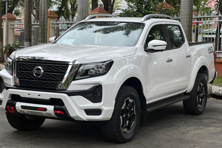 Cụ thể, khách hàng mua Nissan Navara bản VL 4WD hiện được chào bán với giá 846 triệu đồng, thấp hơn đáng kể so với giá gốc 936 triệu đồng. Đây là những mẫu xe sản xuất năm 2024, số lượng hiện không còn nhiều.
