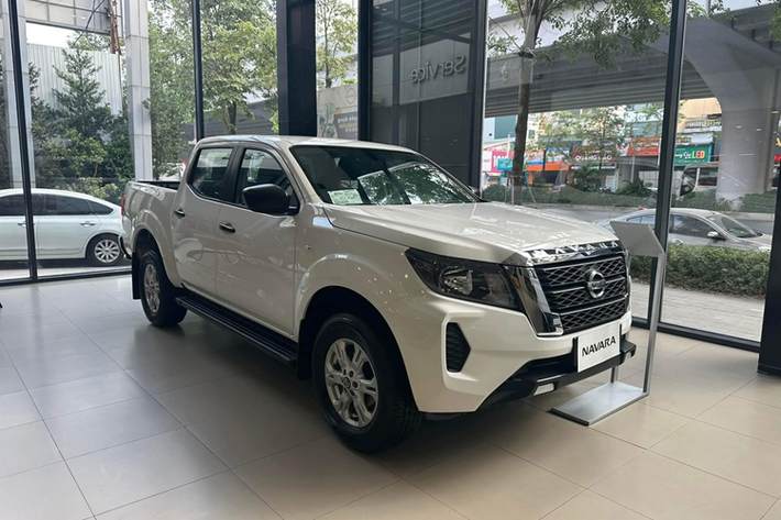 Về trang bị an toàn, Nissan Navara sở hữu các tính năng hỗ trợ lái như: camera 360 độ (có chế độ hỗ trợ địa hình), cảm biến lùi, hệ thống phanh ABS, EBD, BA, cân bằng điện tử, hỗ trợ khởi hành ngang dốc/đổ đèo và 6 túi khí. Tuy nhiên, mẫu bán tải này chưa được trang bị các công nghệ hỗ trợ lái nâng cao (ADAS) như Ford Ranger hay Mitsubishi Triton.