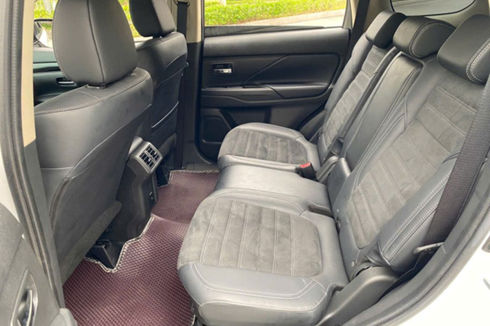 Khoang cabin của xe được trang bị tương đối đầy đủ với các tiện ích như: màn hình trung tâm 8 inch, cửa sổ trời, điều hòa hai vùng độc lập, ghế lái chỉnh điện 8 hướng, lẫy chuyển số sau vô-lăng.