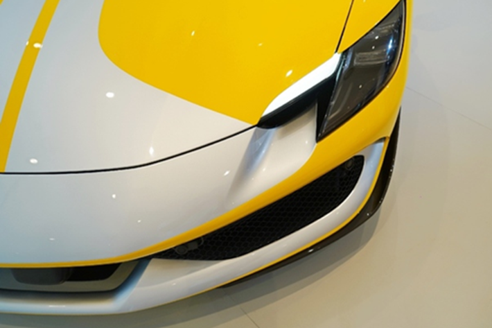 Tên gọi "Assetto Fiorano" gợi nhớ đến đường đua thử nghiệm huyền thoại nằm tại Maranello – nơi mỗi mẫu Ferrari đều phải trải qua các bài kiểm tra khắt khe trước khi ra mắt.
