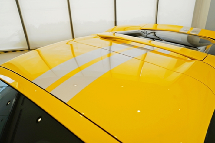 Ferrari 296 GTS - phiên bản mui cứng xếp của 296 GTB chia sẻ chung khung gầm nhôm và động cơ V6 3.0L hybrid mạnh 819 mã lực với phiên bản Coupe, nhưng được trang bị phần mui cứng có khả năng đóng mở trong 14 giây khi xe chạy dưới tốc độ 45 km/h.