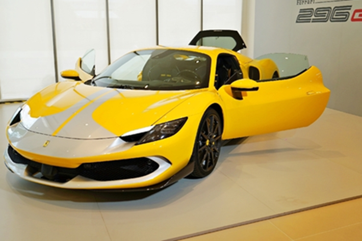 Cách đây chưa lâu, nhiều người yêu xe tại VN không khỏi bất ngờ với chiếc Ferrari 296 GTS màu đỏ Rosso F1-75 siêu hiếm, đậm chất cá nhân hóa có mặt tại Việt Nam.