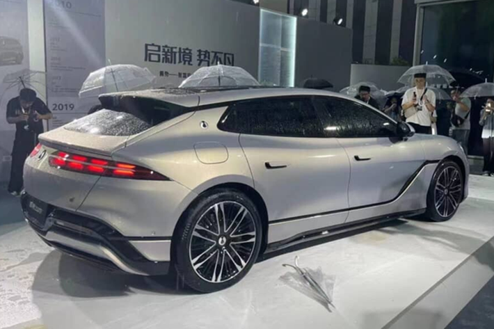 Denza Z9 GT PHEV có thể tăng tốc từ 0-100 km/h trong 3,6 giây và chạy 201 km mà không cần dùng động cơ xăng. Tổng quãng đường mà xe có thể di chuyển sau khi sạc đầy pin và đổ đầy bình xăng là 1.100 km.