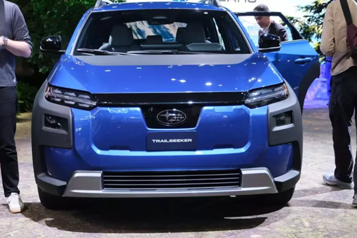 So với đàn anh Solterra, SUV điện Subaru Trailseeker có phần đuôi kéo dài và kính sau dựng thẳng hơn, trông giống như một mẫu xe wagon. Bên cạnh đó, tân binh nhà Subaru còn dài hơn 150 mm và cao hơn gần 25 mm so với Solterra. Tất cả phần chênh lệch này đều được dùng để mở rộng khoang hành lý phía sau.