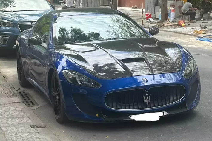 Mới đây, 1 chiếc xe thể thao Maserati GranTurismo đời cũ đã bị bắt gặp xuất hiện trên con đường Mạc Đĩnh Chi, quận 1, TP HCM đã nhanh chóng thu hút sự quan tâm của cộng đồng mạng vì lý do này.