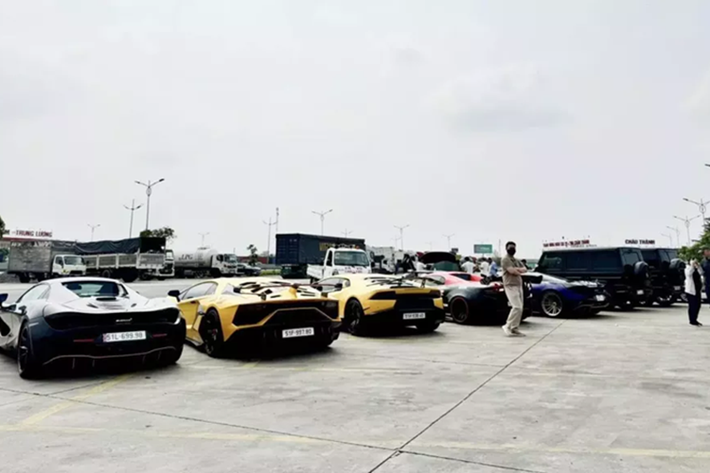 Còn về phía đội siêu xe Lamborghini tại Sài Gòn có sự góp mặt của Huracan LP610-4, Aventador LP700-4 độ body kit SVJ, và siêu xe giới hạn Lamborghini Aventador SVJ chỉ có đúng 900 xe trên toàn thế giới.