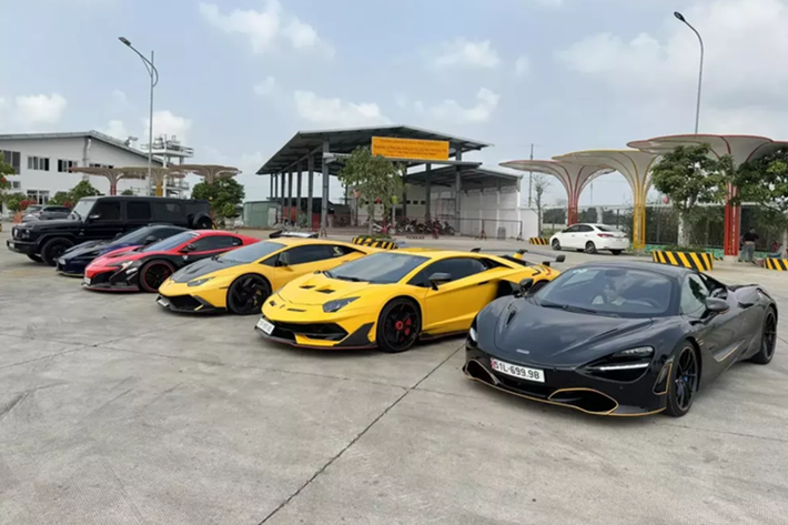 Các siêu xe tiền tỷ góp mặt bao gồm 3 chiếc McLaren, 3 chiếc xe Lamborghini, 2 xe Mercedes-AMG G63 và 1 chiếc xe Porsche Panamera. Cụ thể, các siêu xe McLaren tham dự bao gồm McLaren 650S Spider độ Liberty Walk, McLaren 720S mang gói độ N-Largo của hãng Novitec, McLaren 720S Spider.