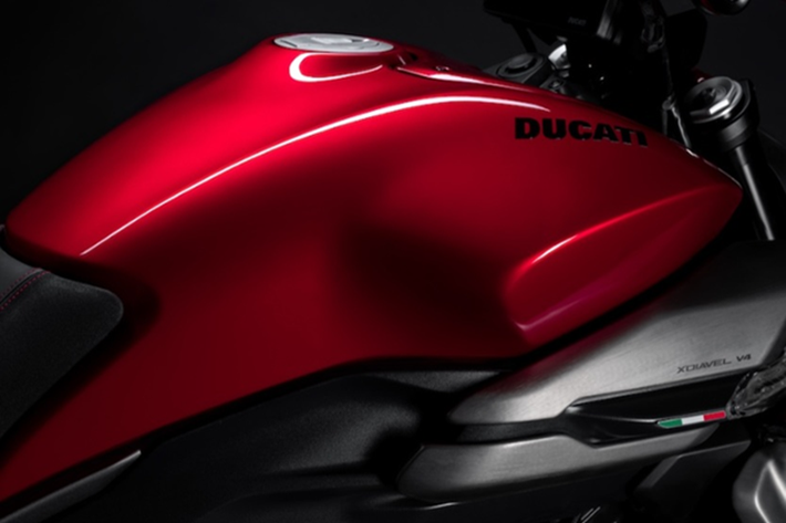 XDiavel V4 có trọng lượng không tải là 229kg, nhẹ hơn 6kg so với XDiavel 1260 S, nhờ vào trọng lượng nhẹ của máy V4 Granturismo và những biện pháp "ép cân" có mục tiêu vào nhiều bộ phận của xe. Xe có thể tăng tốc từ 0 đến 100km/h trong vòng chưa đầy 3 giây.