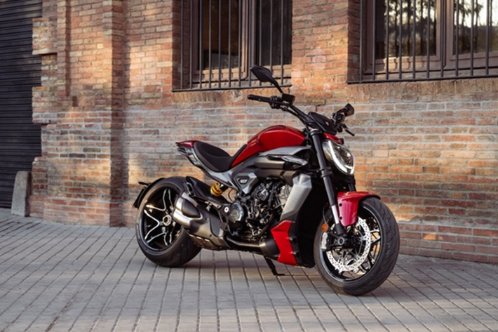 Mẫu siêu môtô Ducati XDiavel V4 mang dáng dấp thể thao, hầm hố với các phối màu đỏ Burning Red/đen Black Lava kết hợp với nhiều chi tiết xám hoặc bạc, đi cùng bộ mâm hình ngôi sao nổi bật, đĩa phanh 330mm và heo Brembo Stylema.
