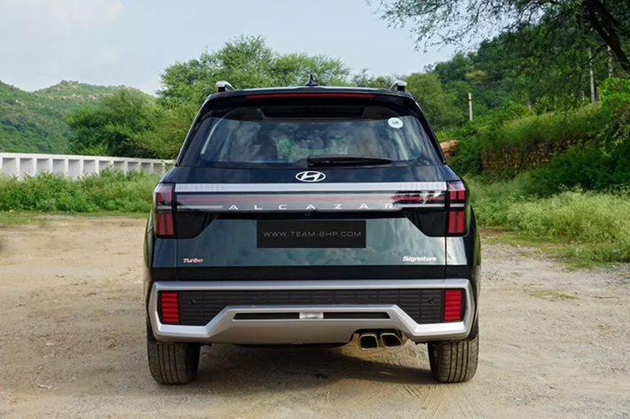 Thứ hai là động cơ diesel 4 xi-lanh, dung tích 1.5L, tạo ra công suất tối đa 116 mã lực, đồng hành cùng hộp số sàn 6 cấp hoặc tự động 6 cấp. Tại thị trường Ấn Độ, mức giá xe Hyundai Alcazar 2025 bán ra khởi điểm từ 1,499 triệu Rupee (khoảng 451 triệu đồng).