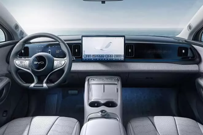 BYD Sealion 05 EV chạy điện có tay nắm cửa phẳng, trụ B và C màu đen, và cụm đèn hậu đặc trưng ở phía sau. Kích thước của mẫu xe mới là 4520/1860/1630 mm với chiều dài cơ sở là 2720 mm. Bên cạnh kích thước nhỏ gọn, BYD Sealion 05 EV còn mang đến tính thực dụng đáng ngạc nhiên.