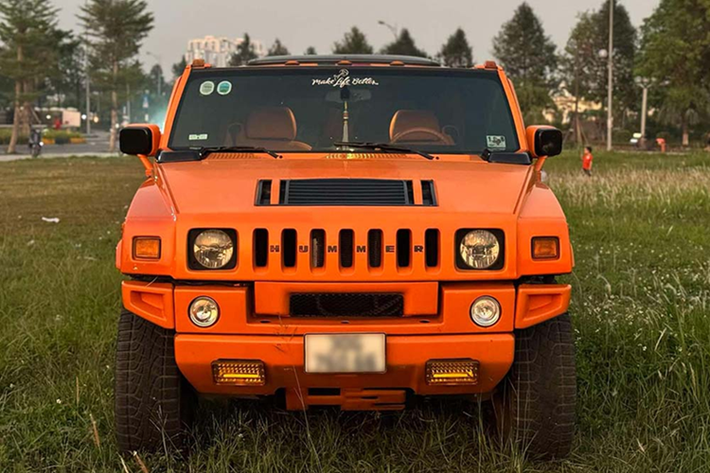 Sở hữu màu sơn cam rất nổi bật, chiếc xe Hummer H2 của ông cụ Hà Nội này còn được người bán phối thêm các chi tiết màu đen nhám, tăng thêm vẻ đối lập, nhằm tạo điểm nhấn ở ngoại hình. Xe cũng được bọc lại nội thất tông màu cam khá sặc sỡ, trần sao.
