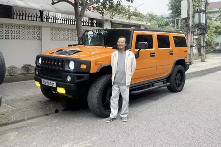 Hummer H2 khủng long là một chiếc SUV cỡ lớn được bán ra thị trường và được chế tạo tại cơ sở AM General theo hợp đồng với General Motors từ năm 2002 đến năm 2009.