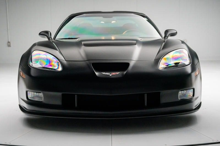 Đây là chiếc Corvette C6RS C6RS Pratt & Miller 2007 cực hiếm, chỉ được sản xuất 7 xe, bộ phận Corvette của Chevrolet đã hợp tác với các kỹ sư hàng đầu tại Pratt & Miller để phát triển biến thể hợp pháp trên đường phố của "chiến binh đường đua" - C6.R, sử dụng nền tảng Z06.