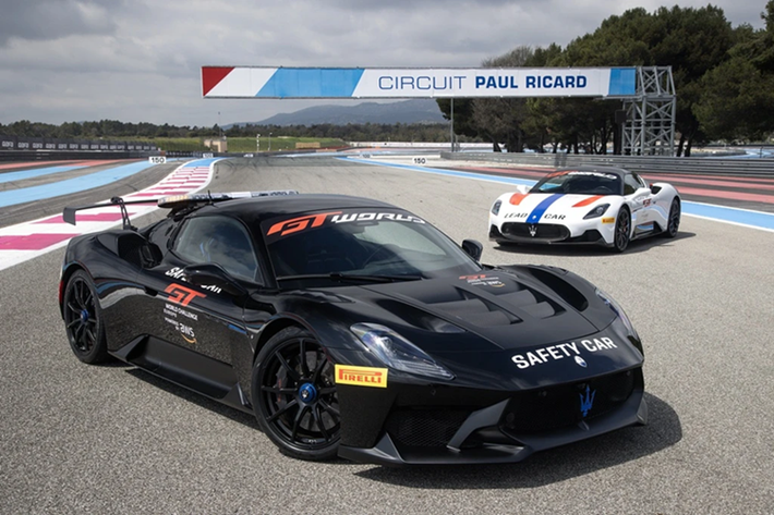 Chiếc Maserati GT2 Stradale Safety Car sở hữu màu sơn đen Nero Pastello và được trang bị cụm đèn tín hiệu trên nóc, trong khi đó chiếc MC20 vẫn sở hữu tông màu trắng Bianco Pastello và bộ đem xanh/cam tương phản.