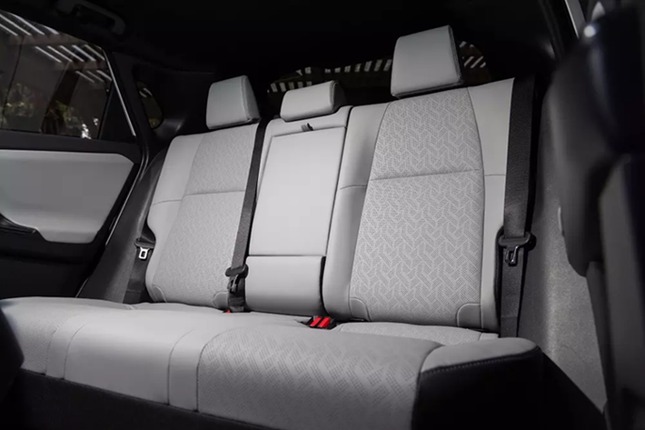 Đây là chuẩn sạc mà nhiều hãng xe khác cũng đang áp dụng. Chưa hết, Subaru Solterra 2026 còn sở hữu khoảng sáng gầm 210 mm cùng hệ thống X-Mode với hai chế độ Snow/Dirt (tuyết/bùn) và Deep Snow/Mud (tuyết sâu/bùn lầy), tích hợp hệ thống điều khiển lực kéo cũng như hệ thống hỗ trợ xuống dốc.