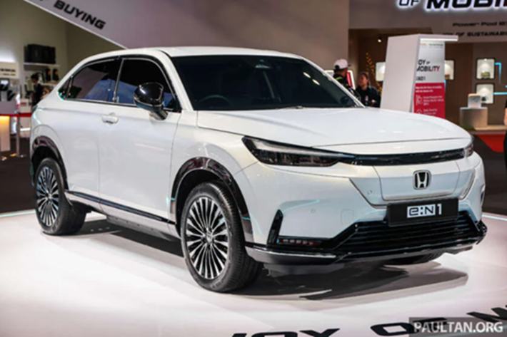 Được ví như phiên bản chạy điện của HR-V, Honda e:N1 2025 mới chỉ có một vài điểm khác biệt như: lưới tản nhiệt đóng kín, cụm đèn pha LED tích hợp đèn LED ban ngày, đèn sương mù LED tích hợp vào cản trước và đèn báo rẽ LED kiểu tuần tự.