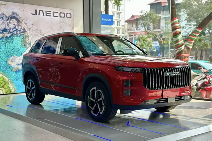 Vào ngày 15/1/2025, Omoda &amp; Jaecoo Việt Nam đã chính thức mở bán dòng xe J7 với giá ưu đãi 729 triệu đồng. Giá bán này được áp dụng trong thời gian mở bán, kéo dài từ ngày 15/01/2025 đến 28/02/2025. Ngoài ra, Jaecoo J7 tại Việt Nam còn có phiên bản plug-in hybrid mang tên PHEV với giá 919 triệu đồng.