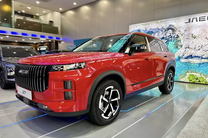Không chỉ kích thước mà ngay cả phong cách thiết kế của Jaecoo J7 cũng khác biệt so với Omoda C5. Mẫu xe này được áp dụng phong cách thiết kế theo hơi hướng trưởng thành, lịch sự và sang trọng hơn, lấy cảm hứng từ SUV hạng sang Range Rover.