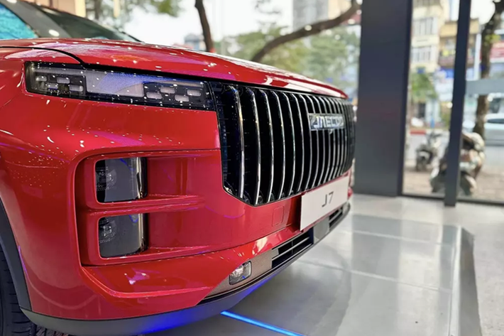 Tuy nhiên, so với Omoda C5 và các mẫu SUV cỡ B điển hình khác, Jaecoo J7 có kích thước lớn hơn với chiều dài 4.538 mm và chiều dài cơ sở 2.672 mm. Với kích thước này, Jaecoo J7 là đối thủ cạnh tranh trực tiếp của Toyota Corolla Cross và Subaru Crosstrek.