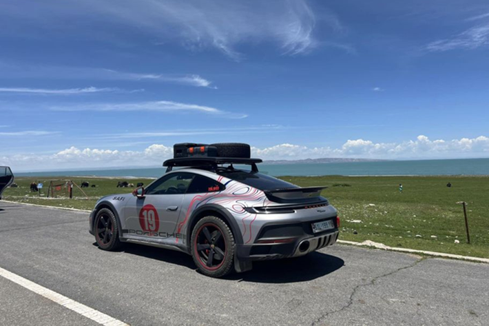 Khi nhận bàn giao xe, chiếc xe thể thao giới hạn Porsche 911 Dakar đầu tiên về Việt Nam đã được lên bộ tem mới với tông màu đỏ và vàng làm điểm nhấn, trên nền sơn bạc GT Silver Metallic nguyên bản của xe, 2 bên cửa và nắp khoang hành lý phía trước được dán thêm con số 19.