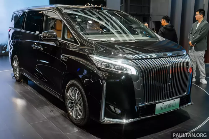Thị trường MPV siêu sang đang bùng nổ tại Trung Quốc và hãng Great Wall Motor (GWM) cũng gia nhập phân khúc này một cách mạnh mẽ với mẫu Wey Gaoshan 9 mới. Về cơ bản, đây là phiên bản kéo dài của mẫu MPV cỡ lớn Wey 80 2025 mới hiện đã có mặt ở Việt Nam.