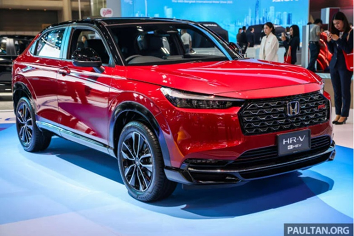 Vào cuối năm 2024, Honda HR-V 2025 mới cũng chính thức ra mắt tại quê nhà Nhật Bản. Đây là phiên bản có khả năng cao sẽ được phân phối tại Việt Nam trong thời gian tới, bởi một số phụ tùng, linh kiện của bản HR-V mới này cũng đã được đăng ký bảo hộ kiểu dáng công nghiệp tại Việt Nam.