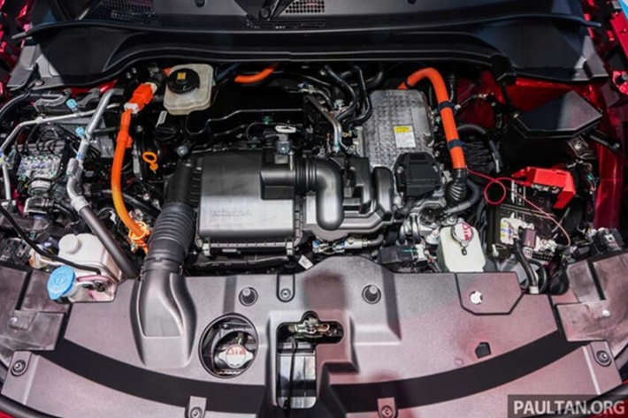Honda HR-V 2024 sử dụng pin lithium-ion với khả năng tự động sạc trong quá trình vận hành, giúp tiết kiệm nhiên liệu đáng kể. Theo ước tính, Honda HR-V 2024 có mức tiêu thụ trung bình khoảng 25,6 km/lít (khoảng 3,9 lít/100 km).
