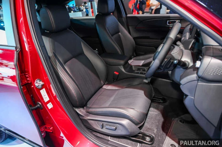Honda HR-V 2025 sẽ được bổ sung màu sơn mới có tên Sand Khaki Pearl, đi cùng bộ mâm hợp kim 18 inch với 2 tông màu khá ấn tượng. Về nội thất, Honda HR-V mới có cụm điều khiển trung tâm được tái thiết kế, bàn sạc điện thoại không dây đặt nằm giữa cho hành khách bên dễ dàng sử dụng.