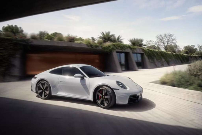 Kể từ lần giới thiệu bản nâng cấp giữa vòng đời 992.2 vào tháng 5 năm 2024, Porsche đến nay mới đưa Carrera S quay trở lại. Như tên gọi của nó, Porsche 911 Carrera S 2025 mới là phiên bản mạnh mẽ hơn của Carerra tiêu chuẩn, được định vị nằm giữa 911 Carrera và 911 Carrera GTS T-Hybrid.