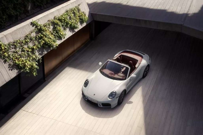 Theo đó, Porsche 911 Carrera S thế hệ mới sử dụng cùng động cơ 6 xi-lanh tăng áp kép 3.0L nhưng được gia tăng công suất và bổ sung nhiều trang bị tiêu chuẩn hơn. Tuy nhiên có một điểm thay đổi đáng chú ý là xe chỉ có duy nhất tùy chọn dẫn động cầu sau và hộp số ly hợp kép PDK 8 cấp.