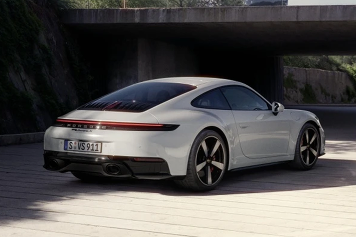 Tại Mỹ, mức giá xe Porsche 911 Carrera S 2025 từ 146.400 USD (khoảng 3,73 tỷ đồng) và 911 Carrera S Cabriolet có mức giá 159.600 USD (tương đương 4,07 tỷ đồng), chưa bao gồm chi phí vận chuyển 1.995 USD (51 triệu đồng). Xe sẽ được giao đến tay khách hàng vào quý I/2025.
