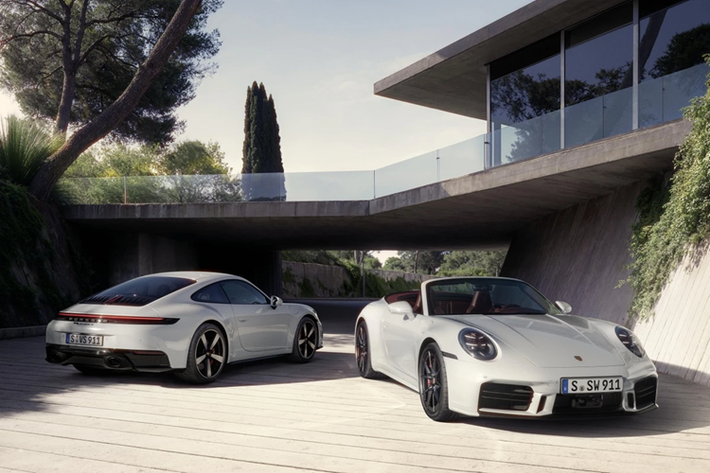 Bên trong cabin, Porsche Carrera S 2025 mang đến không gian nội thất sang trọng hơn, với việc sử dụng vật liệu da nhiều hơn trên ghế ngồi, tựa đầu và bảng điều khiển phía trên theo tiêu chuẩn. Các mẫu xe Cabriolet đi kèm với ghế sau, trong khi người mua bản Coupe có thể lựa chọn loại bỏ ghế sau để giảm trọng lượng.