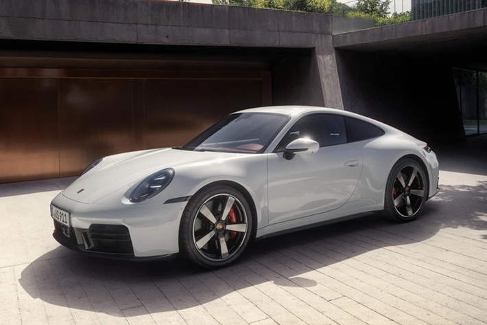 Đối với những khách hàng mong muốn cá nhân hóa nhiều hơn nữa, Porsche's Exclusive Manufaktur cung cấp nội thất bọc da hoàn toàn với tối đa 48 sự kết hợp hai tông màu.